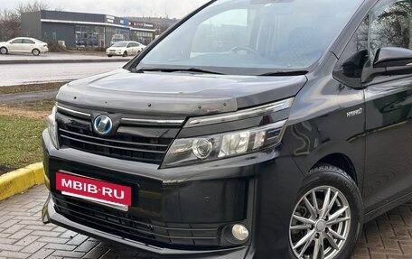 Toyota Voxy III, 2014 год, 1 680 000 рублей, 2 фотография