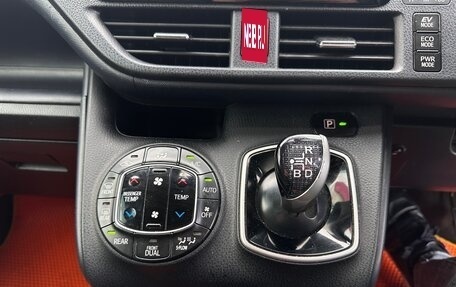 Toyota Voxy III, 2014 год, 1 680 000 рублей, 14 фотография