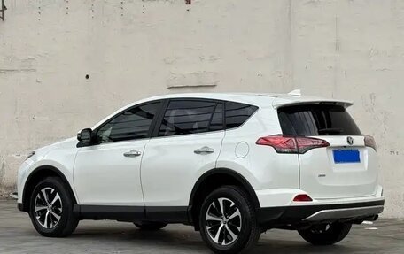 Toyota RAV4, 2019 год, 2 490 000 рублей, 4 фотография