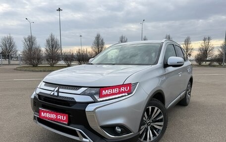 Mitsubishi Outlander III рестайлинг 3, 2021 год, 2 650 000 рублей, 1 фотография