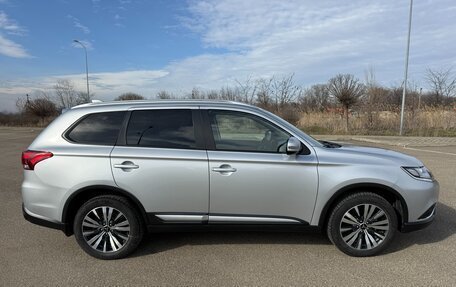 Mitsubishi Outlander III рестайлинг 3, 2021 год, 2 650 000 рублей, 6 фотография