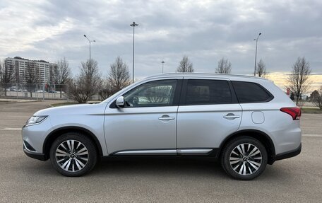 Mitsubishi Outlander III рестайлинг 3, 2021 год, 2 650 000 рублей, 10 фотография