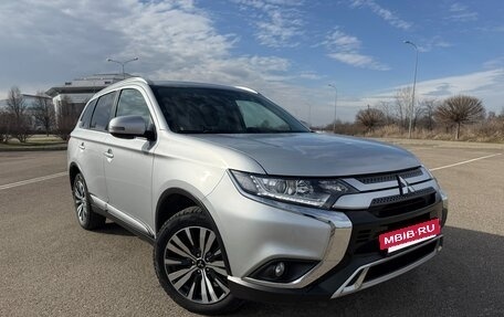 Mitsubishi Outlander III рестайлинг 3, 2021 год, 2 650 000 рублей, 3 фотография