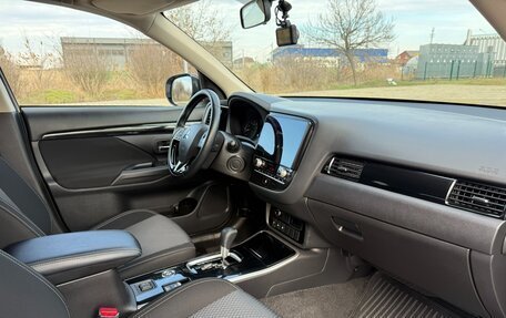 Mitsubishi Outlander III рестайлинг 3, 2021 год, 2 650 000 рублей, 13 фотография