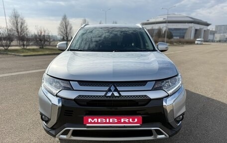 Mitsubishi Outlander III рестайлинг 3, 2021 год, 2 650 000 рублей, 2 фотография