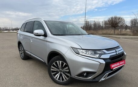 Mitsubishi Outlander III рестайлинг 3, 2021 год, 2 650 000 рублей, 5 фотография