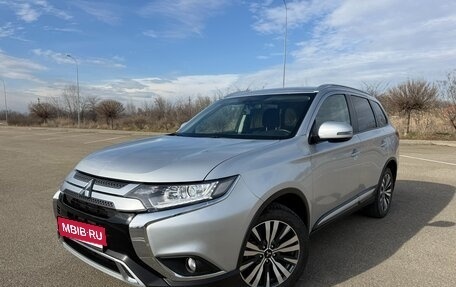 Mitsubishi Outlander III рестайлинг 3, 2021 год, 2 650 000 рублей, 4 фотография