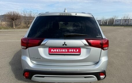 Mitsubishi Outlander III рестайлинг 3, 2021 год, 2 650 000 рублей, 8 фотография