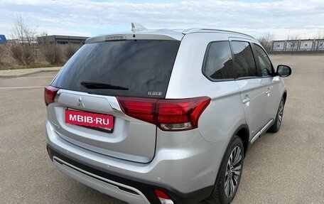 Mitsubishi Outlander III рестайлинг 3, 2021 год, 2 650 000 рублей, 7 фотография