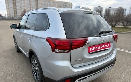 Mitsubishi Outlander III рестайлинг 3, 2021 год, 2 650 000 рублей, 9 фотография