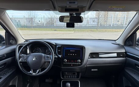 Mitsubishi Outlander III рестайлинг 3, 2021 год, 2 650 000 рублей, 14 фотография