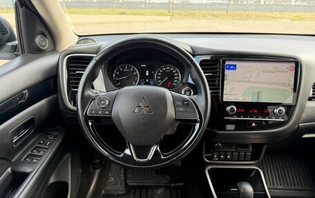 Mitsubishi Outlander III рестайлинг 3, 2021 год, 2 650 000 рублей, 17 фотография