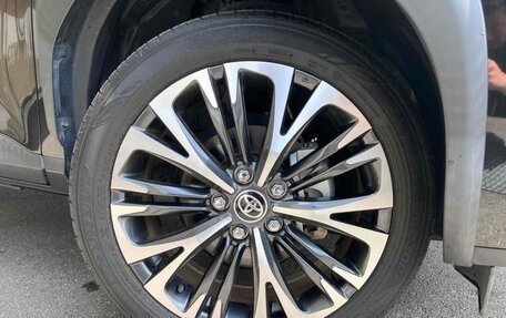 Toyota Yaris Cross, 2022 год, 1 690 000 рублей, 26 фотография