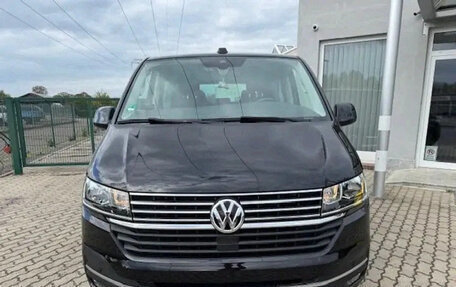 Volkswagen Multivan T6 рестайлинг, 2021 год, 5 300 000 рублей, 2 фотография