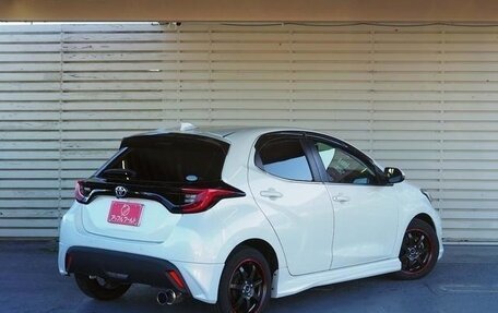 Toyota Yaris, 2022 год, 1 195 000 рублей, 7 фотография