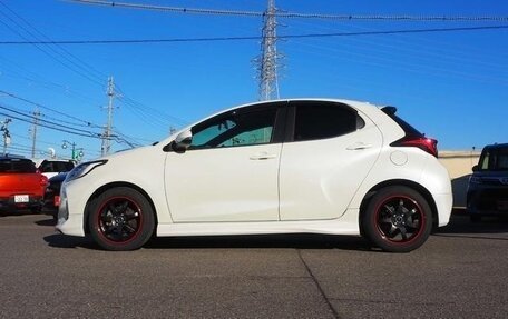 Toyota Yaris, 2022 год, 1 195 000 рублей, 3 фотография