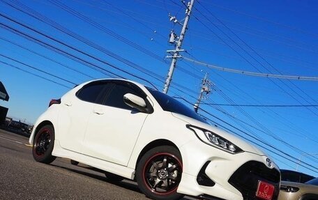 Toyota Yaris, 2022 год, 1 195 000 рублей, 2 фотография