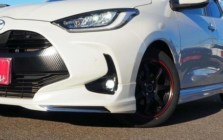 Toyota Yaris, 2022 год, 1 195 000 рублей, 9 фотография