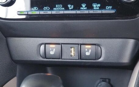 Toyota Yaris, 2022 год, 1 195 000 рублей, 14 фотография