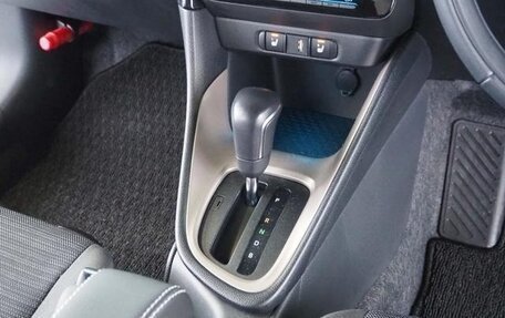 Toyota Yaris, 2022 год, 1 195 000 рублей, 19 фотография