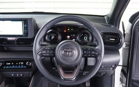 Toyota Yaris, 2022 год, 1 195 000 рублей, 16 фотография