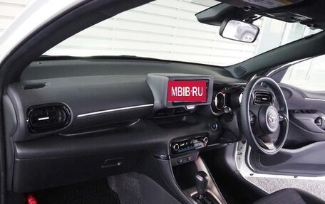 Toyota Yaris, 2022 год, 1 195 000 рублей, 20 фотография