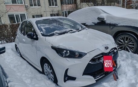 Toyota Yaris, 2021 год, 1 100 000 рублей, 2 фотография