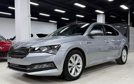 Skoda Superb III рестайлинг, 2021 год, 1 599 000 рублей, 2 фотография