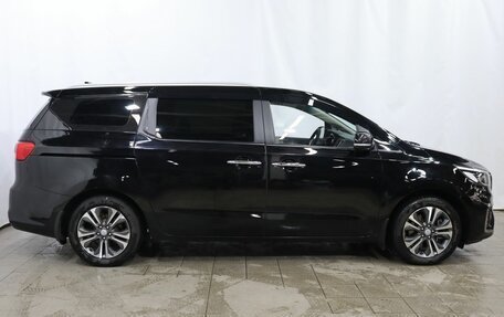 KIA Carnival III, 2018 год, 2 320 000 рублей, 7 фотография