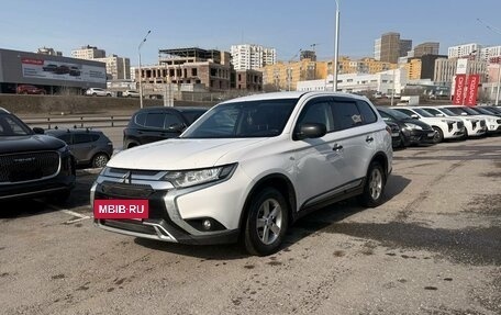 Mitsubishi Outlander III рестайлинг 3, 2018 год, 1 420 000 рублей, 2 фотография