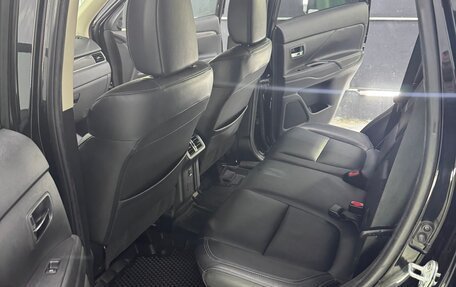 Mitsubishi Outlander III рестайлинг 3, 2018 год, 1 900 000 рублей, 5 фотография