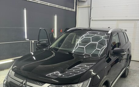 Mitsubishi Outlander III рестайлинг 3, 2018 год, 1 900 000 рублей, 3 фотография