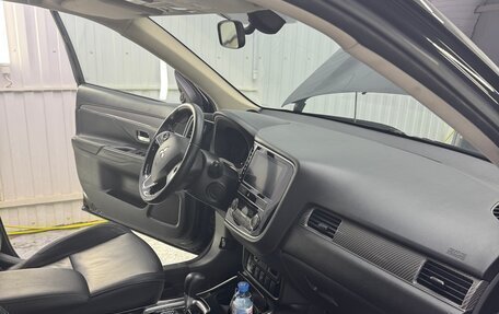 Mitsubishi Outlander III рестайлинг 3, 2018 год, 1 900 000 рублей, 10 фотография