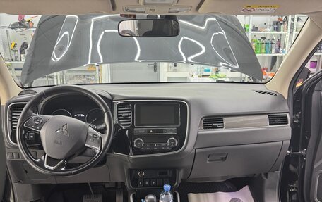 Mitsubishi Outlander III рестайлинг 3, 2018 год, 1 900 000 рублей, 6 фотография