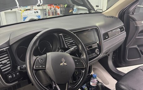 Mitsubishi Outlander III рестайлинг 3, 2018 год, 1 900 000 рублей, 11 фотография