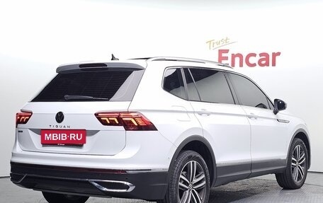 Volkswagen Tiguan II, 2023 год, 3 978 000 рублей, 2 фотография