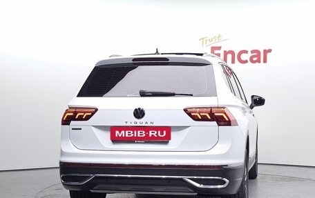 Volkswagen Tiguan II, 2023 год, 3 978 000 рублей, 3 фотография