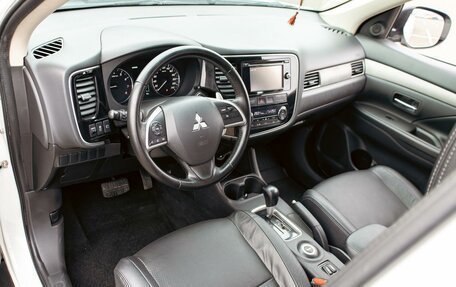 Mitsubishi Outlander III рестайлинг 3, 2012 год, 1 045 000 рублей, 13 фотография