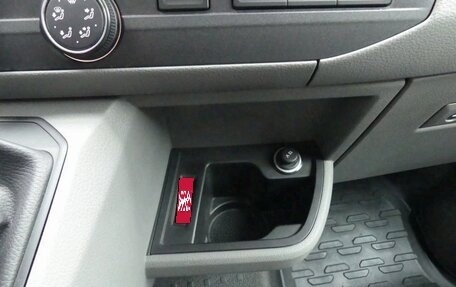 Volkswagen Transporter T6 рестайлинг, 2022 год, 3 400 000 рублей, 2 фотография