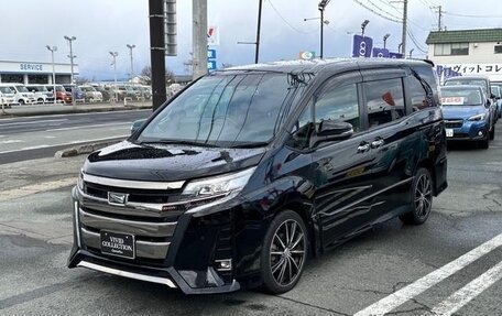 Toyota Noah III, 2018 год, 2 850 000 рублей, 5 фотография