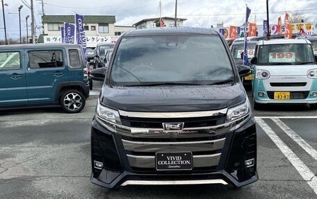 Toyota Noah III, 2018 год, 2 850 000 рублей, 4 фотография