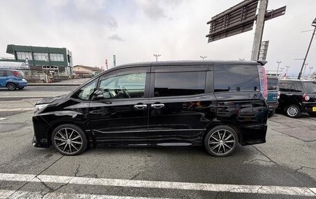 Toyota Noah III, 2018 год, 2 850 000 рублей, 2 фотография