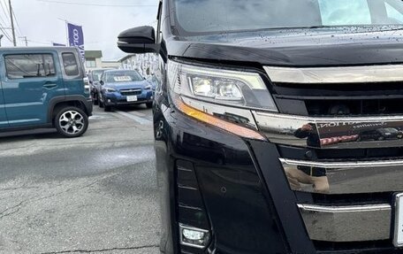 Toyota Noah III, 2018 год, 2 850 000 рублей, 9 фотография