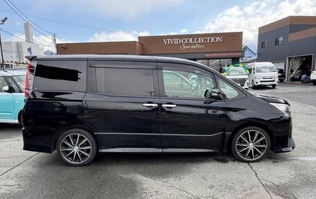 Toyota Noah III, 2018 год, 2 850 000 рублей, 3 фотография