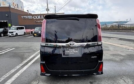 Toyota Noah III, 2018 год, 2 850 000 рублей, 7 фотография