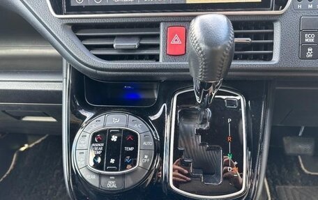 Toyota Noah III, 2018 год, 2 850 000 рублей, 19 фотография