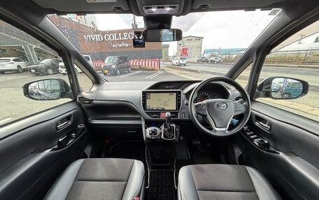 Toyota Noah III, 2018 год, 2 850 000 рублей, 16 фотография