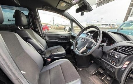 Toyota Noah III, 2018 год, 2 850 000 рублей, 25 фотография