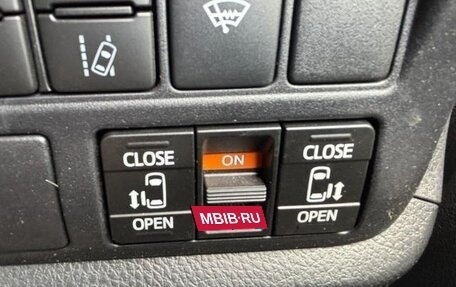 Toyota Noah III, 2018 год, 2 850 000 рублей, 18 фотография