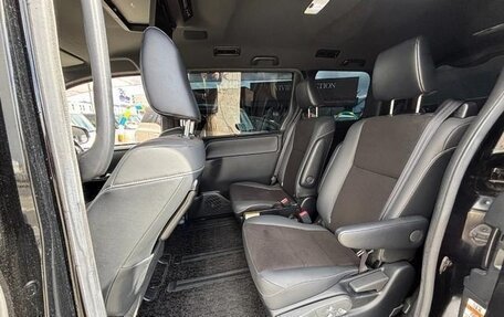 Toyota Noah III, 2018 год, 2 850 000 рублей, 39 фотография